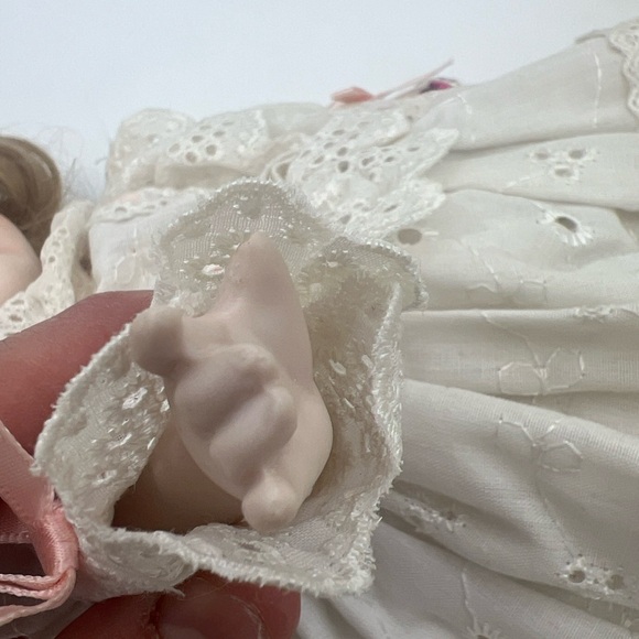 Victoria Ashlea Originals Global Art Porcelain Musical Doll 1983s Box, Tags - Picture 11 of 14